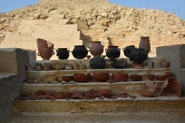 Vase folosite în atelierul subteran de îmbălsămare de la Saqqara (© M. Abdelghaffar / Saqqara Saite Tombs Project, University of Tübingen)