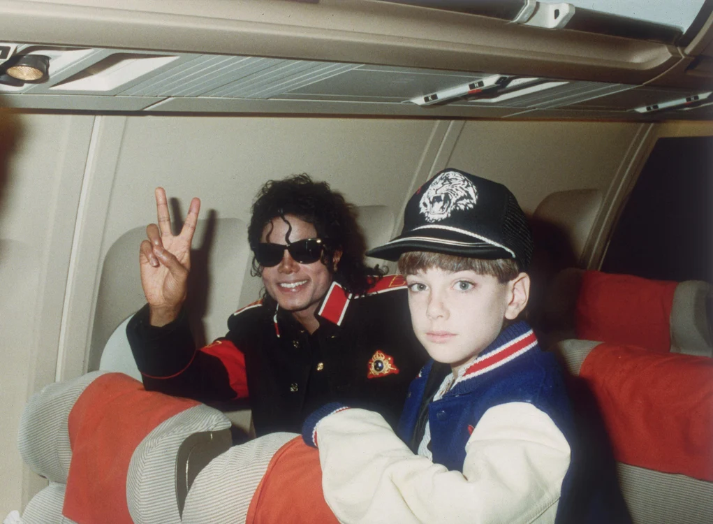 
    Michael Jackson, alături de James Safechuck. Acesta avea doar 9 ani când l-a întâlnit pe Michael, cu ocazia filmărilor pentru noul spot publicitar Pepsifoto: HBO  