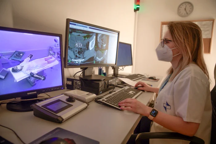 Brahiterapia este un tratament modern, complex. FOTO: SANADOR