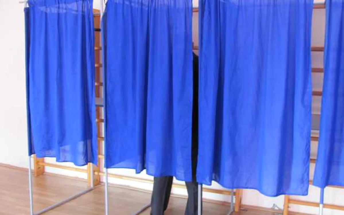 Prezenţa la vot a fost la ora 14.00 de numai 15,76 la sută