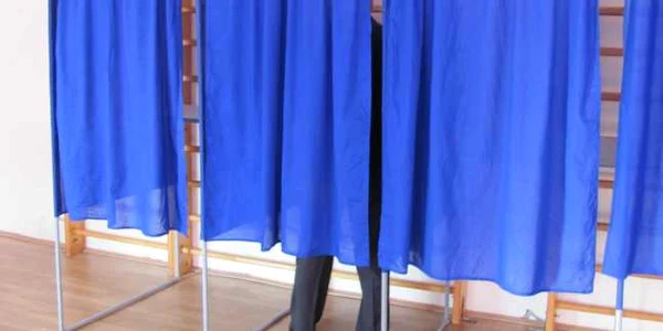 Prezenţa la vot a fost la ora 14.00 de numai 15,76 la sută