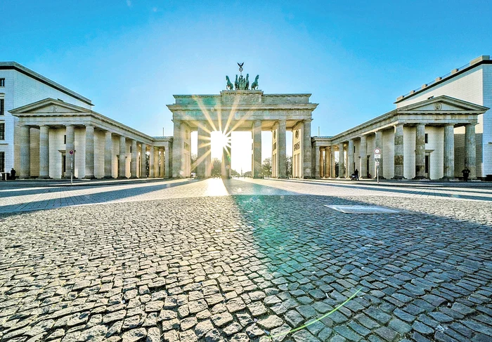 Berlin, Germania. Poarta Brandenburg şi nici ţipenie de om