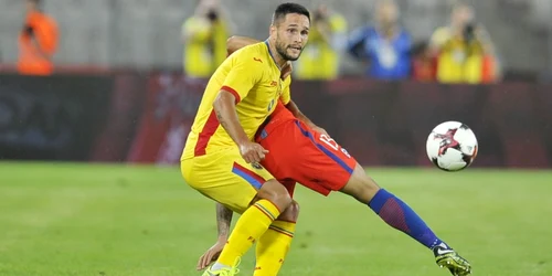 Florin Andone (S) luptă pentru balon în timpul amicalului de fotbal contra echipei Chile disputat pe stadionul Cluj Arena din Cluj-Napoca FOTO Mediafax / Dan Horia Tautan
