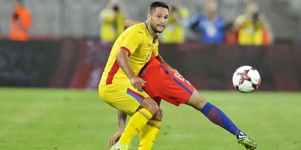 Florin Andone (S) luptă pentru balon în timpul amicalului de fotbal contra echipei Chile disputat pe stadionul Cluj Arena din Cluj-Napoca FOTO Mediafax / Dan Horia Tautan 