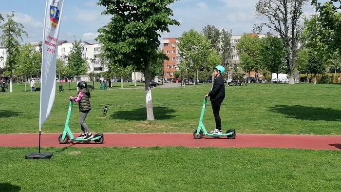 Trotinetele electrice au fost „încercate” în Parcul Tinetretului, folosindu-le și copiii sub 14 ani