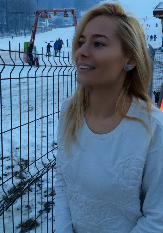 Laura Cosoi la Vatra Dornei, într-un popas pe drumul Iaşi - Târgu Mureş (Foto: arhiva personală)