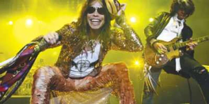 Steven Tyler (stânga) şi Joe Perry, în concert