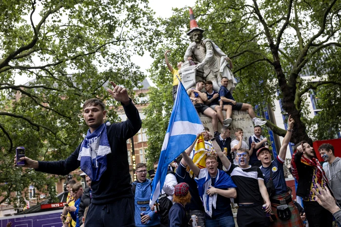 
    Fanii scoțieni au ocupat Leicester Square din LondraFoto: Guliver / GettyImages  