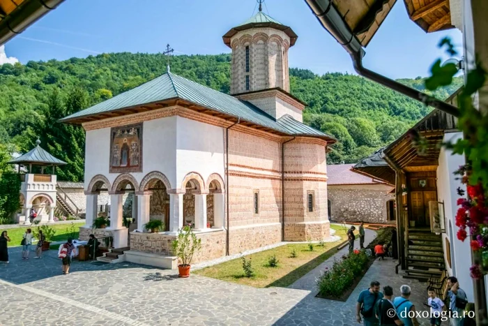 Mănăstirea Polovragi este una dintre cele mai vechi din țară Foto: Doxologia