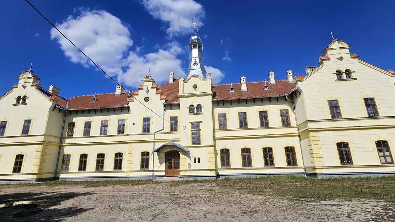 Renovarea Gării Brad s-a făcut în urmă cu 8 ani, dar doar pe afară