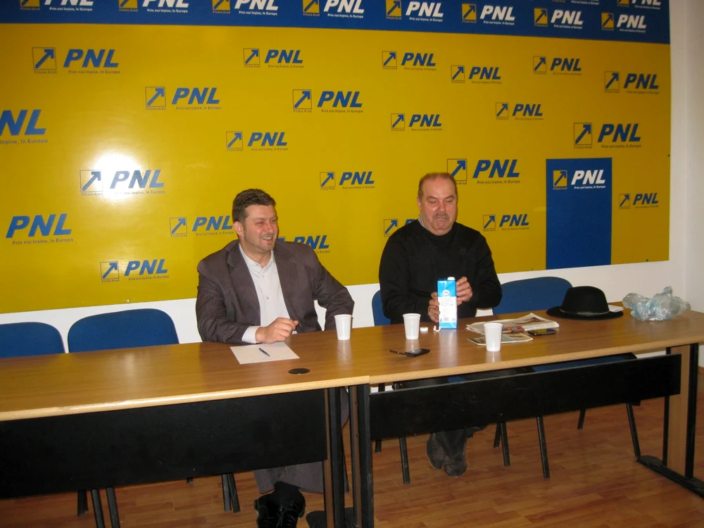 Atât deputatul Calimente, cât şi primarul oraşului Ineu, Călin Abrudan au băut lapte