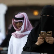 femeie purtand val islamic din arabia saudita