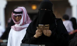 femeie purtand val islamic din arabia saudita