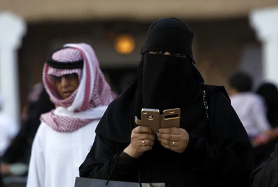 femeie purtand val islamic din arabia saudita