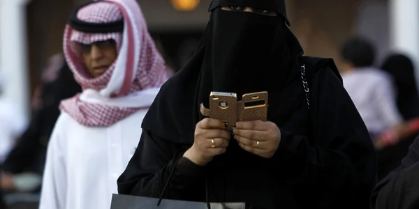 femeie purtand val islamic din arabia saudita