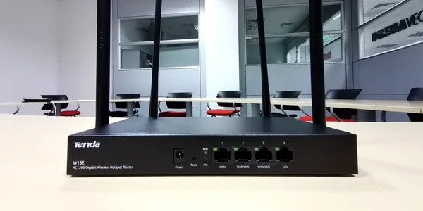 Router Tenda W18E FOTO Adrian Pogîngeanu