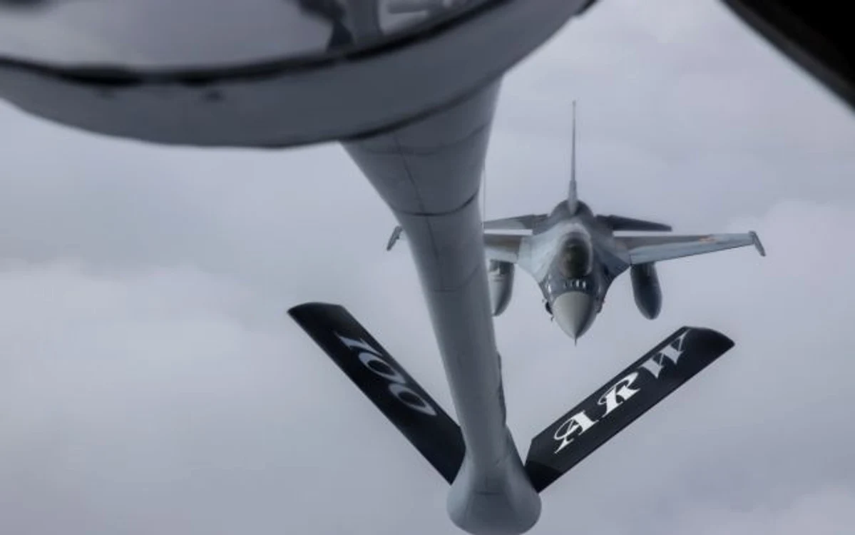 Avion F-16 Fighting Falcon al Forţelor Aeriene Române alimentat în zbor de la un avion cisternă american FOTO MAPN