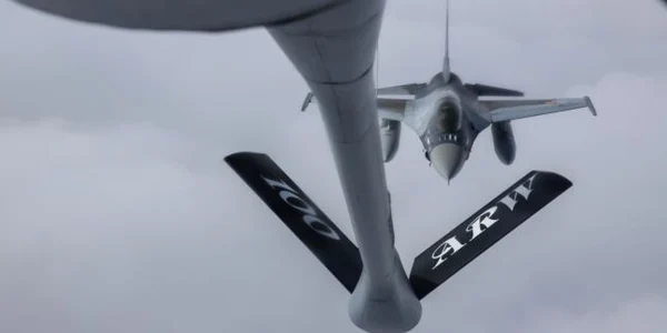 Avion F-16 Fighting Falcon alimentat în zbor FOTO MAPN