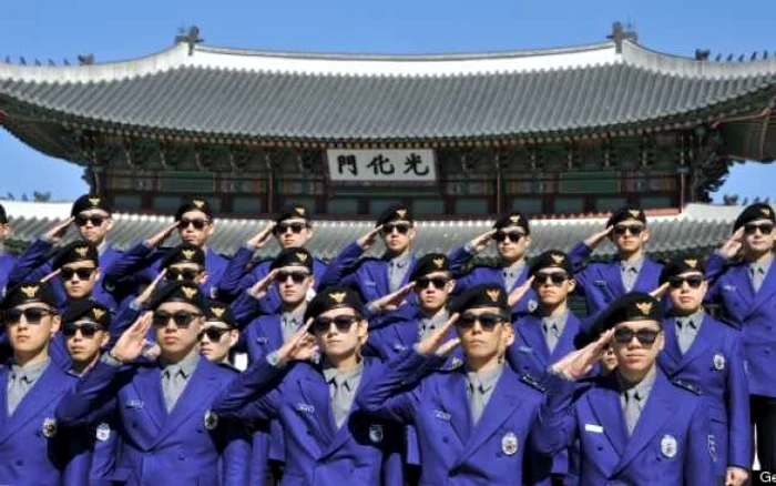 Uniformele poliţiştilor au fost create de unul dintre designerii cântăreţului Psy. FOTO: Getty Images