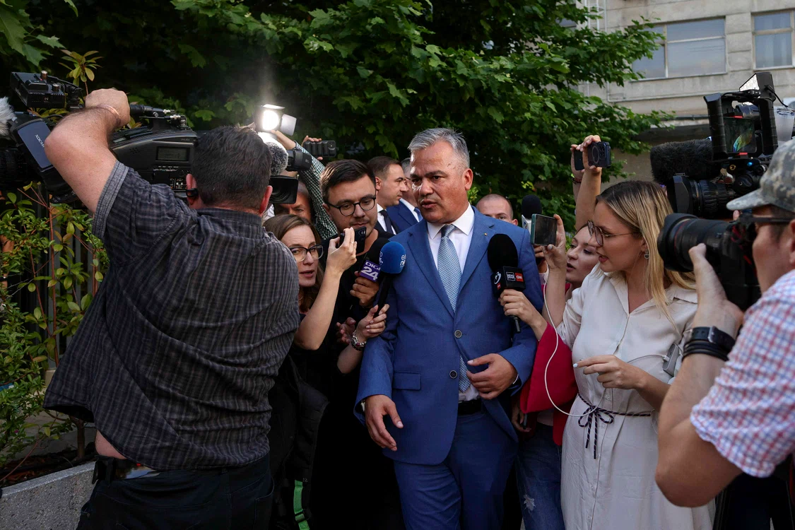Adrian Vestea alături de jurnaliști 