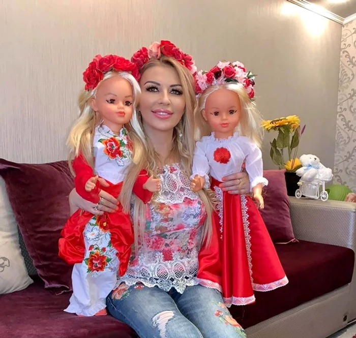 Păpușile poartă costume și accesorii la fel ca îndrăgita cântăreață Lorenna