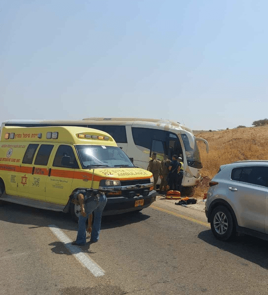 Cisiordania: Cinci răniți într-un atac armat împotriva unui autocar israelian