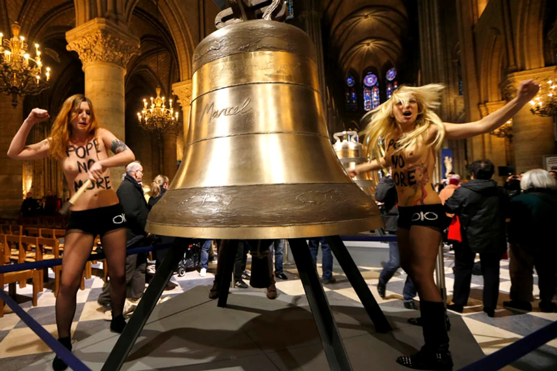 femen catedrala notre-dame