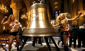femen catedrala notre dame jpeg