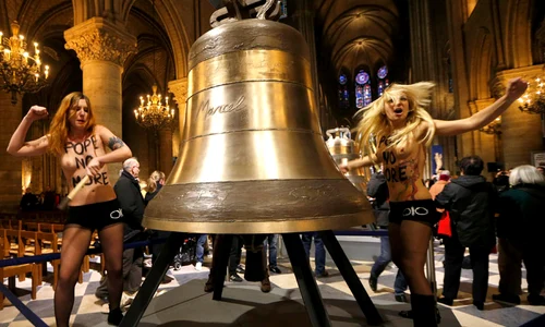 femen catedrala notre dame jpeg