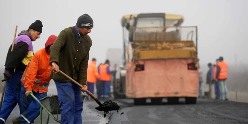 Nici lucrările la cele două drumuri nu încep când sunt programate