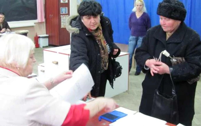 Clujenii îşi votează duminică viitorii aleşi în Parlament   FOTO: Florina Pop