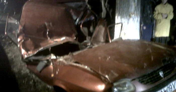 O rudă a tânărului privind încremenită de durere locul tragediei Foto: martor al accidentului