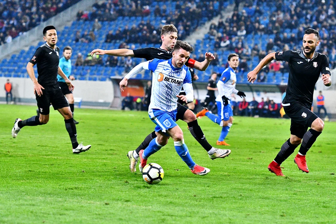 
    Oltenii stau aproape de lider după o victorie chinuită cu Astra, pe un gazon din nou execrabilFoto: Mediafax  
