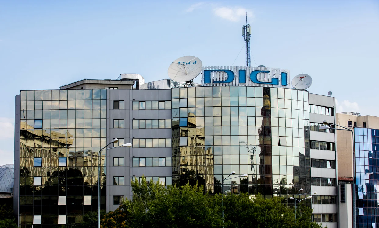 Clădire pe care scrie DIGI
