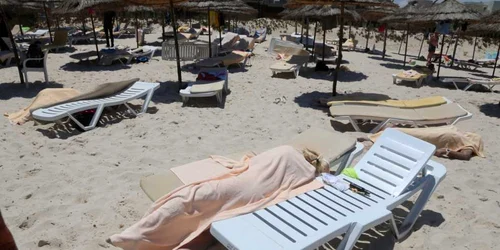 Trupurile sunt acoperite pe o plajă tunisiană