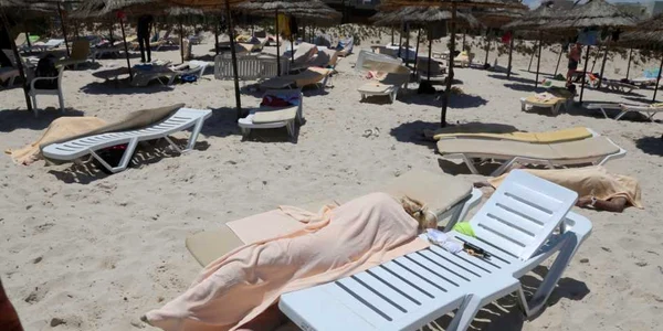Trupurile sunt acoperite pe o plajă tunisiană