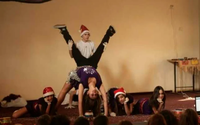 Spectacol umanitar la Colegiul Naţional Ştefan Velovan