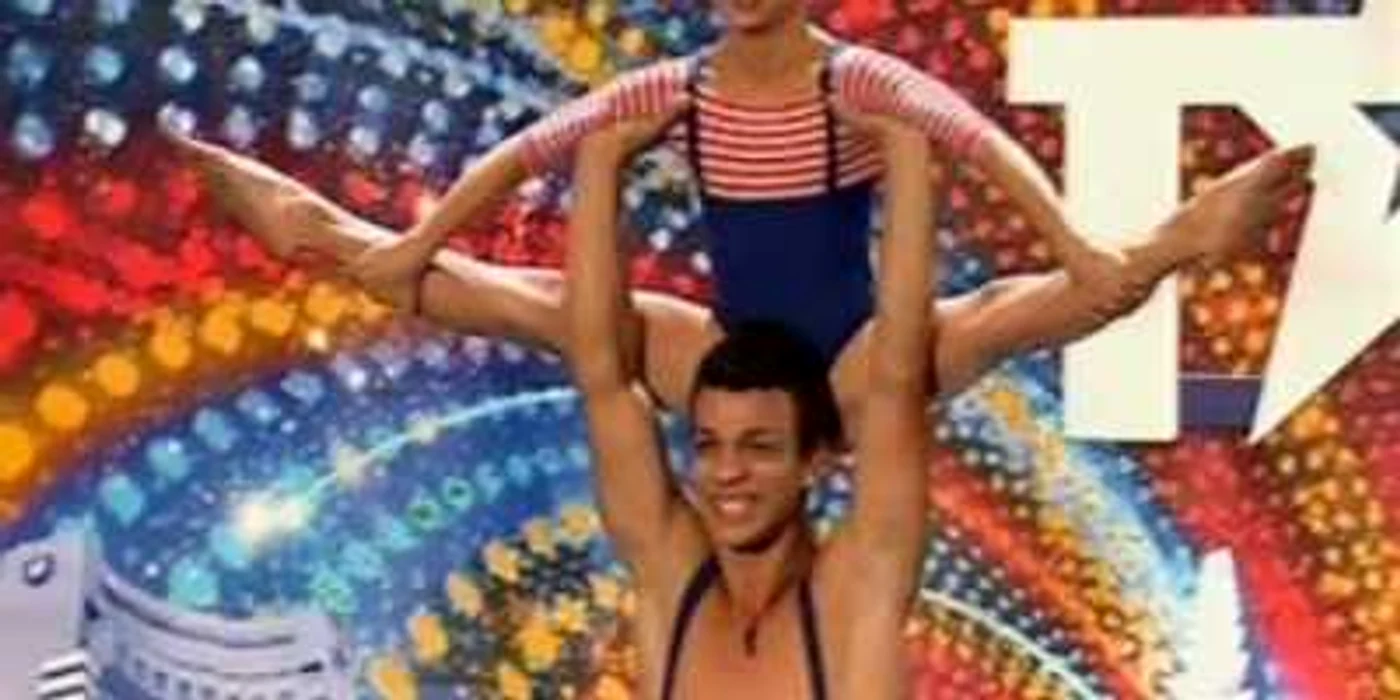 Fraţii Beatrice şi Laurenţiu Ion au ridicat sala în picioare