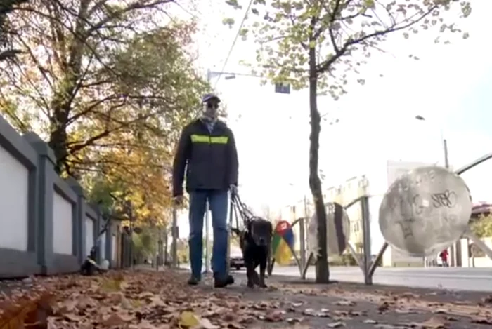 Paul nu merge nicăieri fără ghidul său canin. Foto: captură video Digi24