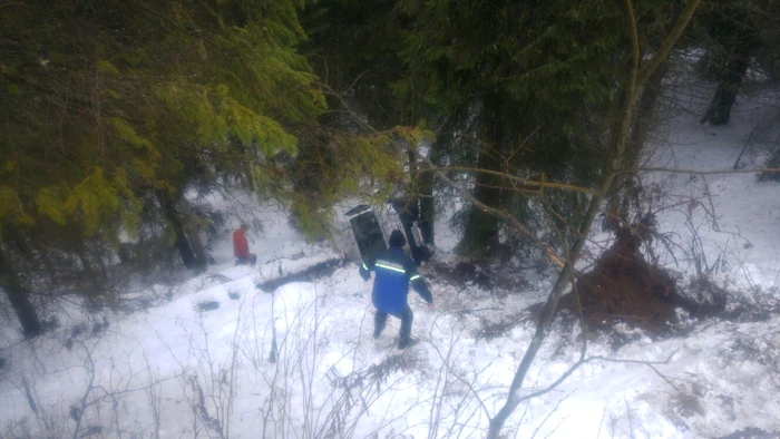 Jandarmii montani au intervenit prompt şi i-au ajutat pe cei trei ocupanţi care au ieşit nevătămaţi din autoturism.