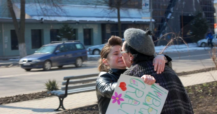 Mulţi focşăneni au primit îmbrăţişările cu braţele şi cu inima deschisă