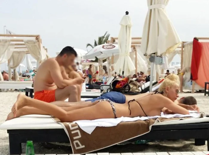 Sânii i-au rămas captivi