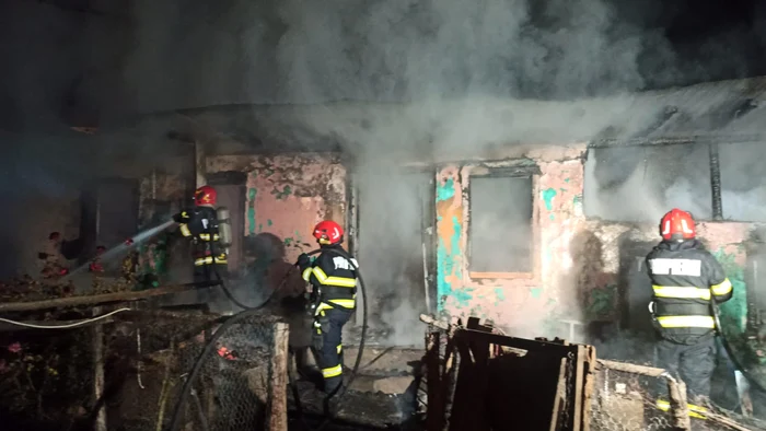 Cauza probabilă a incendiului a fost un scurtcircuit electric. FOTO: ISU Vaslui