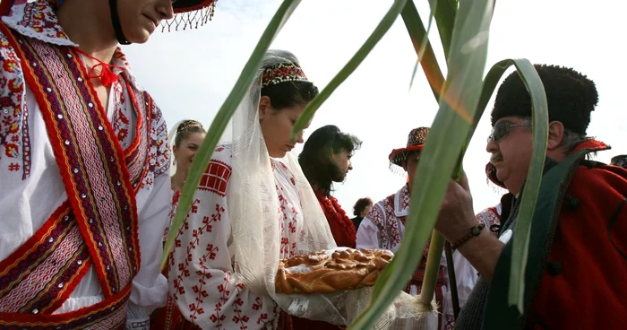 Imagine surprinsă la Festivalul „Oltenii şi restul lumii“, de la Slatina. Evident, prazul a fost la loc de cinste FOTO: Lucian Muntean