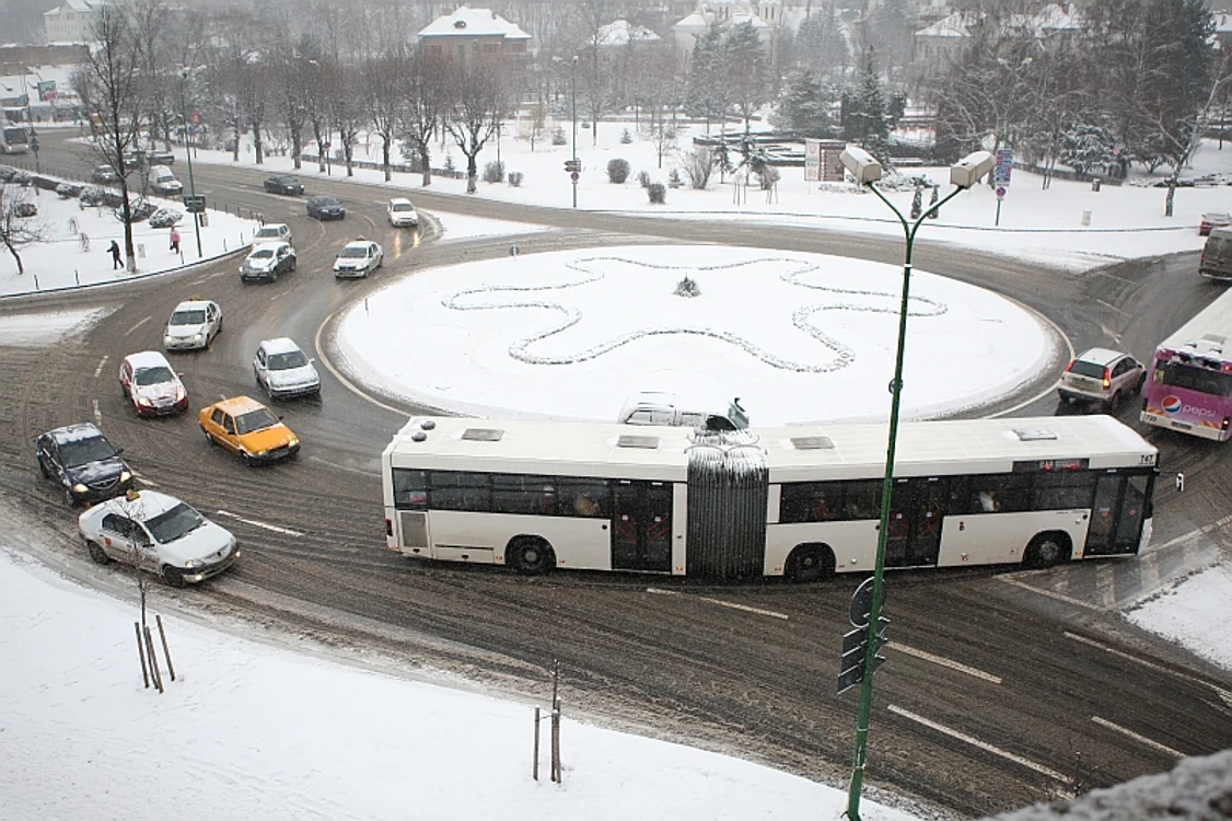Braşov: Circulaţia rutieră se desfăşoară cu dificultate   Foto: Bogdan Crăciun