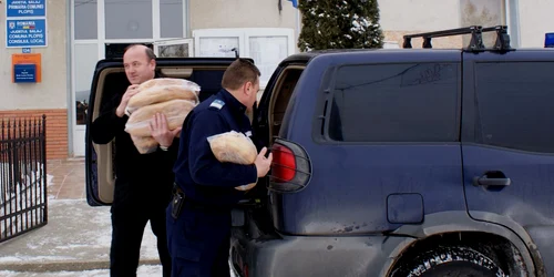 Pachetele cu alimente şi pâinea au  fost lăsate la sediul primăriei Plopiş