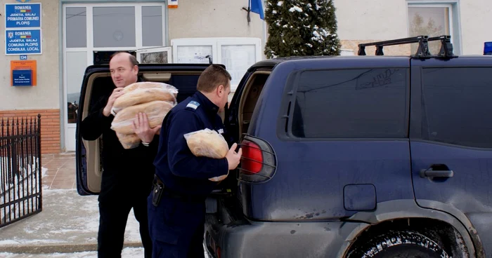 Pachetele cu alimente şi pâinea au fost lăsate la sediul primăriei Plopiş