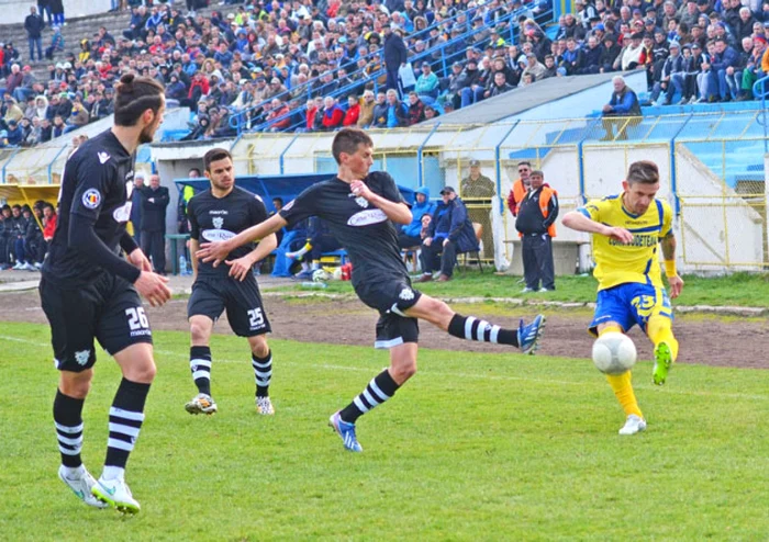 Deşi nu a marcat nici un gol, Adrian
Sălăgeanu (echipament galben albastru) a contribuit decisiv la obţinerea
victoriei de către Olimpia Satu Mare în partida cu Unirea Tărlungeni, scor 3-0.
FOTO - arhiva