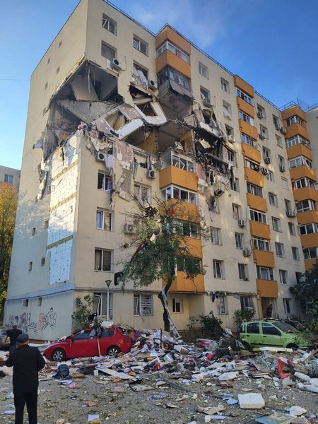 Care este starea persoanelor rănite în explozia din Rahova. Tânăra de 17 ani care a căzut două etaje este operată la coloană