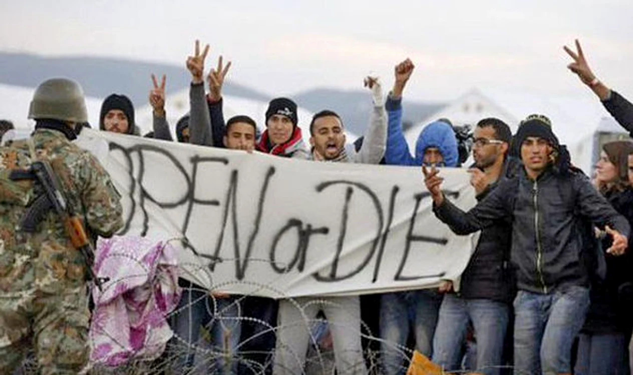
    Imigranții sunt revoltați că numai refugiații pot trece prin Macedoniafoto: Twitter  